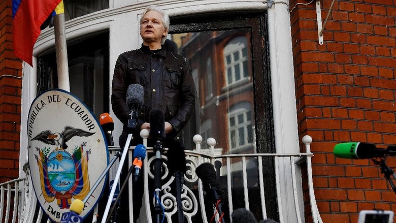 WikiLeaks: Julian Assange Dimata-matai di Dalam Kedubes Ekuador WikiLeaks: Julian Assange Dimata-matai di Dalam Kedubes Ekuador