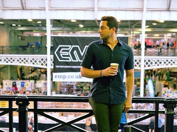 Sukses Perankan Film Shazam! Ini Gaya Kulineran Keren Aktor Zachary Levi