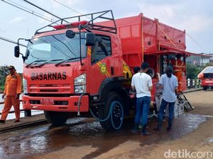 SAR Bandung Terjunkan Mobil Penjernih Air di Lokasi Banjir SAR Bandung Terjunkan Mobil Penjernih Air di Lokasi Banjir