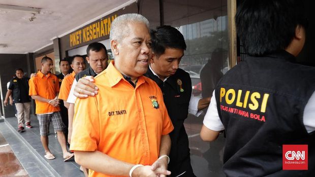 tersangka kasus mafia bola Petugas membawa tersangka kasus mafia bola anggota Exco PSSI dan Ketua Asprov Jawa Tengah Tjan Ling Eng alias Johar; mantan anggota Komite Wasit Priyanto dan anaknya, Anik Yuni Artika Sari; anggota Komisi Disiplin PSSI Dwi Irianto alias Mbah Putih; Direktur Penugasan Wasit PSSI Mansyur Lestaluhu; serta wasit pertandingan Nurul Safarid. sebelum menyerahkan ke Kejaksaan Agung. Rabu, 10 April 2019. CNNIndonesia/Adhi Wicaksono.