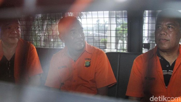 Dwi Irianto dan tersangka pengaturan skor dilimpahkan kepada Kejaksaan Negeri Banjarnegara, Rabu (10/4/2019). (Rifkianto Nugroho/detikSport) Dwi Irianto dan tersangka pengaturan skor dilimpahkan kepada Kejaksaan Negeri Banjarnegara, Rabu (10/4/2019). (Rifkianto Nugroho/detikSport)