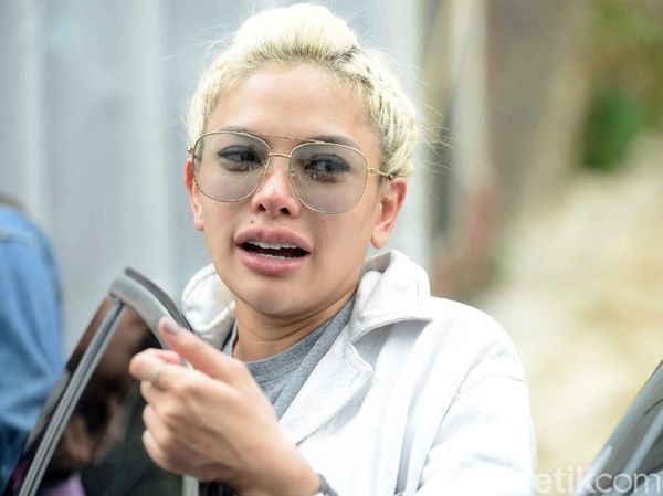 Apa Kata Netizen di Foto Topless Nikita Mirzani?