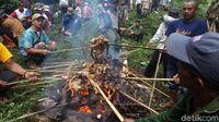 Aksi Bakar Ayam dalam Perayaan Wangan Cenginging di Semarang