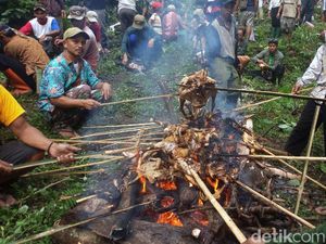 Aksi Bakar Ayam dalam Perayaan Wangan Cenginging di Semarang