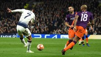 Son lolos di sisi kanan pada menit ke-71, mengecoh Fabian Delph, lalu menaklukan Ederson Moraes dengan sepakan kaki kiri. Mike Hewitt/Getty Images.