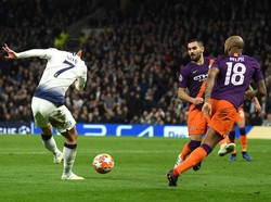 Son lolos di sisi kanan pada menit ke-71, mengecoh Fabian Delph, lalu menaklukan Ederson Moraes dengan sepakan kaki kiri. Mike Hewitt/Getty Images.