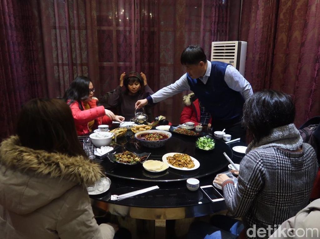 Tradisi Makan Bersama di China, yang di Tengah Harus Bayar Tradisi Makan Bersama di China, yang di Tengah Harus Bayar