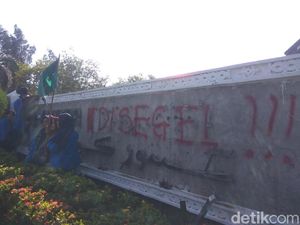 Demo Tolak Tambang di Aceh Rusuh Lagi, Pagar-Plang Kantor Gubernur Dicopot