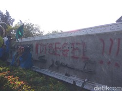 Demo Tolak Tambang di Aceh Rusuh Lagi, Pagar-Plang Kantor Gubernur Dicopot