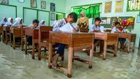 Miris, Siswa SD di Demak Ujian Sekolah di Tengah Banjir