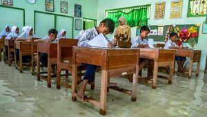 Miris, Siswa SD di Demak Ujian Sekolah di Tengah Banjir