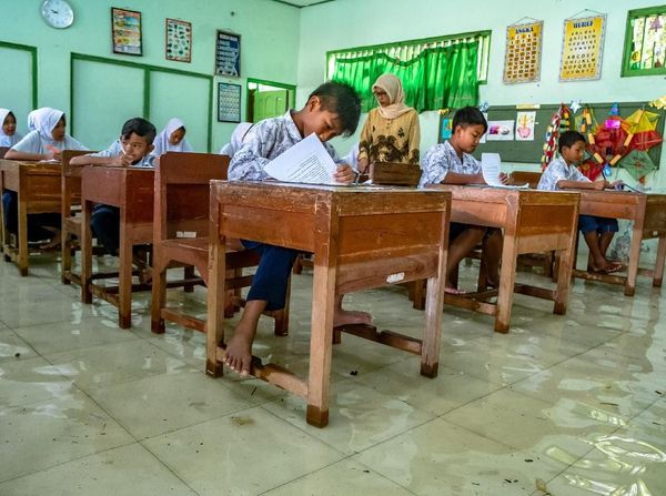 Miris, Siswa SD di Demak Ujian Sekolah di Tengah Banjir
