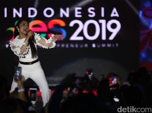 Siti Badriah Masih Rahasiakan Tanggal Pernikahannya Siti Badriah Masih Rahasiakan Tanggal Pernikahannya