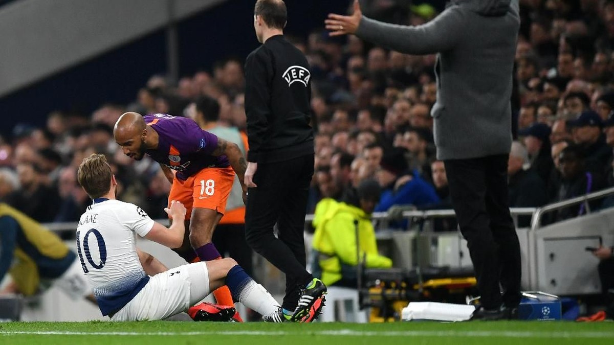 Harry Kane cedera usai diterjang Fabian Delph. (Foto: Dan Mullan/Getty Images)