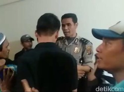 Keluarga Korban Jotos Terdakwa Kasus Penyiraman Air Keras di Palembang