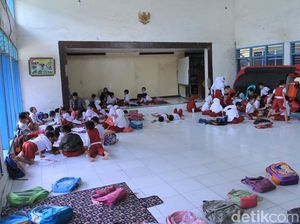 SD Andir Bandung Kebanjiran, Siswa Belajar di Pengungsian SD Andir Bandung Kebanjiran, Siswa Belajar di Pengungsian
