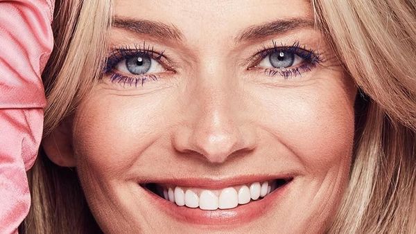 Potret Super Model 54 Tahun yang Fotonya Tanpa Makeup Bikin Terpukau