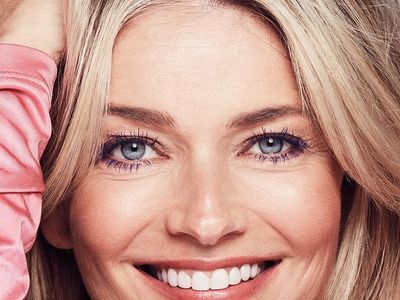Potret Super Model 54 Tahun yang Fotonya Tanpa Makeup Bikin Terpukau