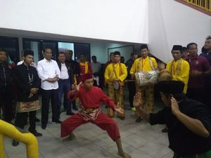 Kampanye di GOR Ciracas Jaktim, Jokowi Disambut Palang Pintu