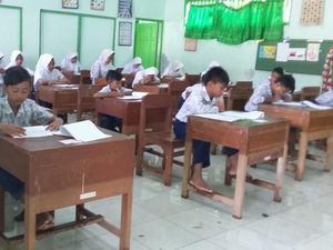 Ruang Kelas Tergenang Banjir, Siswa SD di Demak Tetap Ujian