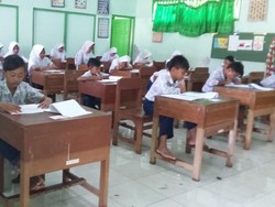 Ruang Kelas Tergenang Banjir, Siswa SD di Demak Tetap Ujian