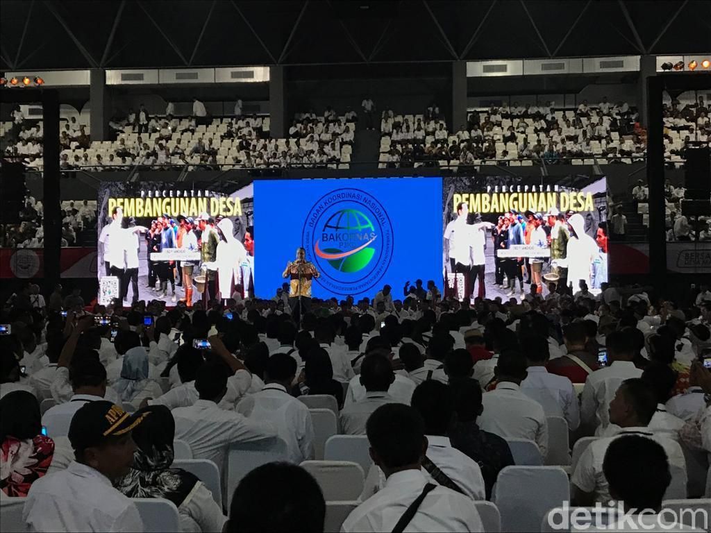 Jokowi Temui 5.000 Kepala-Perangkat Desa se-Indonesia di Tennis Indoor Sore Ini Jokowi Temui 5.000 Kepala-Perangkat Desa se-Indonesia di Tennis Indoor Sore Ini