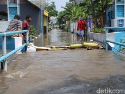 Enam Desa di Jombang Kebanjiran, Warga Bikin Tanggul Darurat
