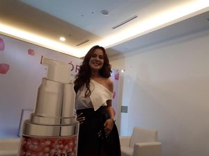 Pertanyaan Astrid Tiar Emak-emak Banget! Tanya Listrik di Rumah Mewah Titi Kamal Pertanyaan Astrid Tiar Emak-emak Banget! Tanya Listrik di Rumah Mewah Titi Kamal