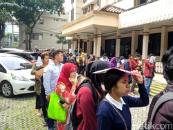 Hari Terakhir Urus Pindah TPS, Antrean Calon Pemilih Mengular di KPU Jaksel