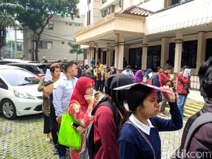 Hari Terakhir Urus Pindah TPS, Antrean Calon Pemilih Mengular di KPU Jaksel Hari Terakhir Urus Pindah TPS, Antrean Calon Pemilih Mengular di KPU Jaksel