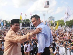 Rangkul AHY, Prabowo: Siapa Lebih Ganteng?