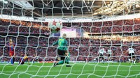 MU berhasil memaksa skor imbang 1-1 di babak pertama lewat gol Wayne Rooney. (Foto: Clive Mason/Getty Images)