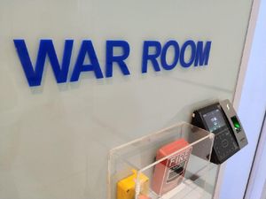 Mengintip Ruang Kerja Pemburu Hoax Pemilu 2019 Mengintip Ruang Kerja Pemburu Hoax Pemilu 2019