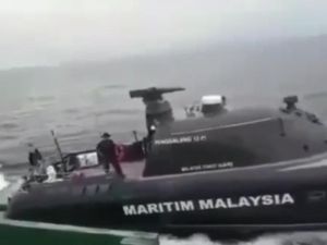 Kapal Patroli Indonesia Diteror Pasukan Malaysia saat Tangkap Ilegal Fishing