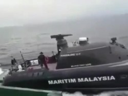 Kapal Patroli Indonesia Diteror Pasukan Malaysia saat Tangkap Ilegal Fishing