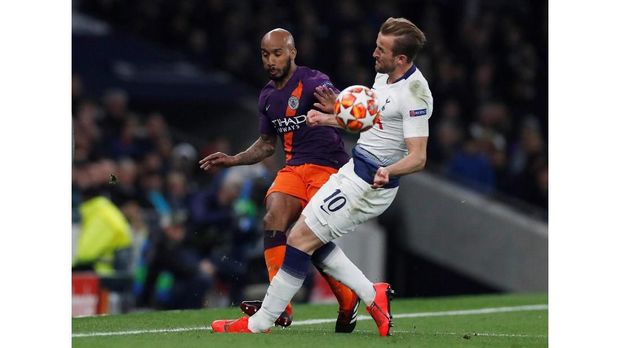 Harry Kane mengalami cedera saat Tottenham melawan Man City di perempat final.
