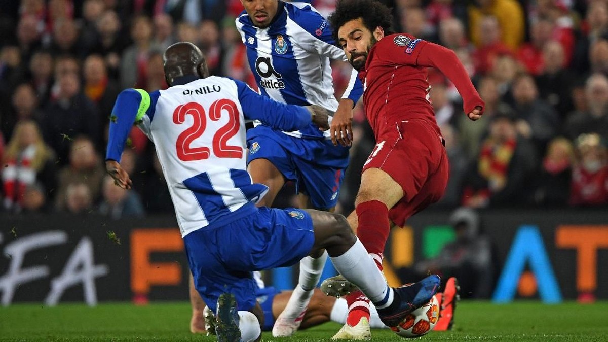 Tekel maut Mohamed Salah ke Danilo Pereira saat Liverpool berhadapan dengan FC Porto (Paul ELLIS / AFP)