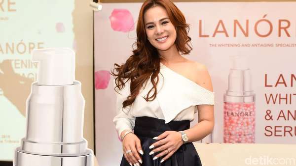 Senyuman Manis Astrid Tiar Senyuman Manis Astrid Tiar