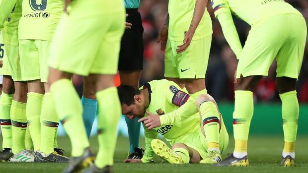 Hidung Lionel Messi berdarah usai bertabrakan dengan Chris Smalling.