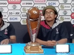 Hanya ada beberapa tambahan ornamen yang diberikan agar bentuk trofi tampak lebih indah.