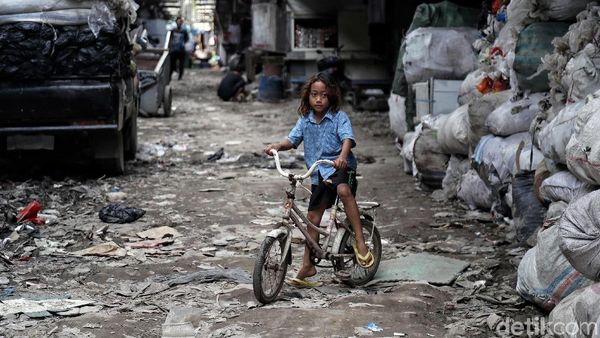Mereka yang Bertahan di Kolong Tol Pluit