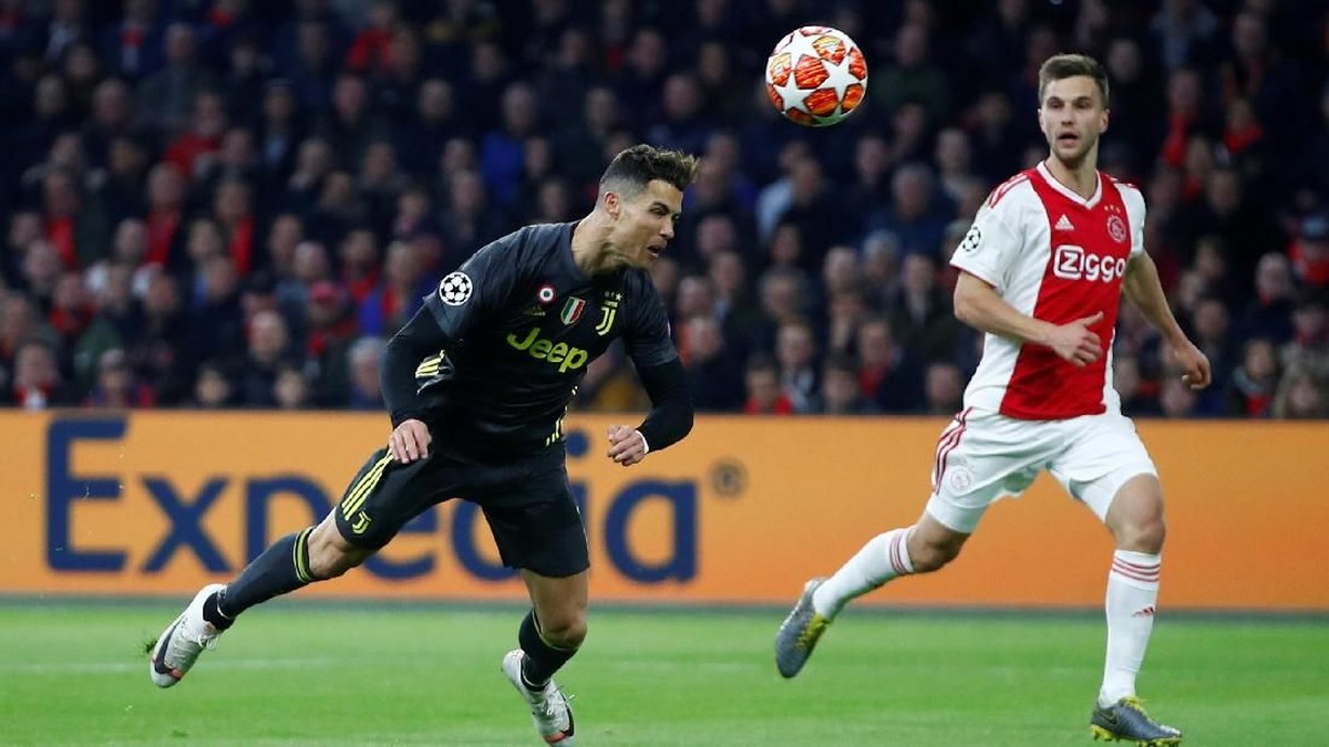 Cristiano Ronaldo saat membobol gawang Ajax Amsterdam (Wolfgang Rattay/Reuters)