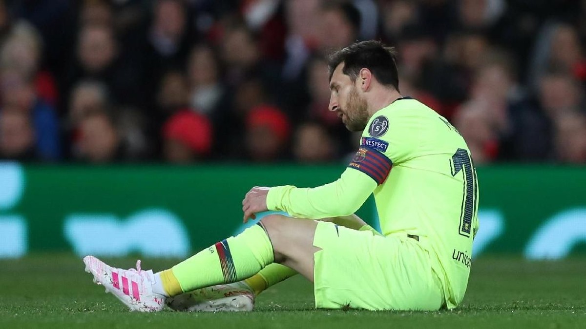 Lionel Messi terjatuh usai dhantam Chris Smalling dalam duel udara (Lee Smith/Reuters)