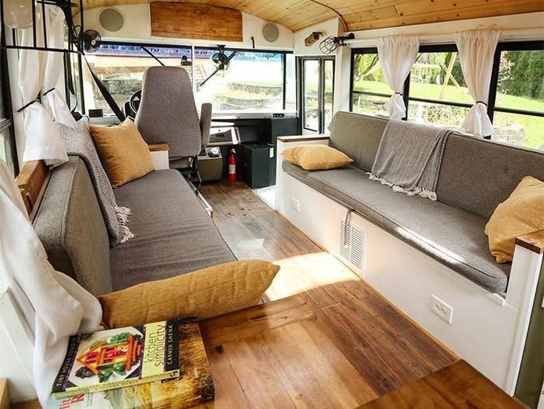 Hidup sendirian pun tak masalah, karena semua kegiatan bisa dilakukan di dalam mobil. Praktis. Foto: Dok. Boredpanda/Vanclan