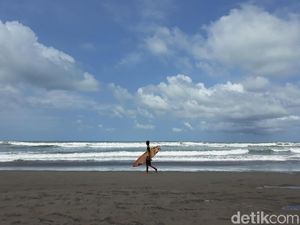 82 Surfer Adu Ketangkasan di Parangtritis Surfing National Competition