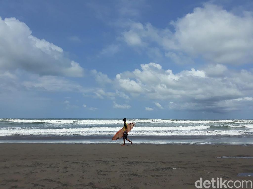 82 Surfer Adu Ketangkasan di Parangtritis Surfing National Competition 82 Surfer Adu Ketangkasan di Parangtritis Surfing National Competition