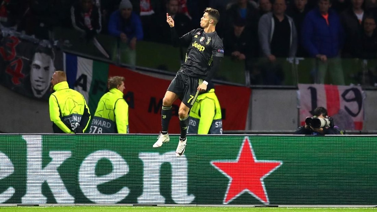 Striker Juventus Cristiano Ronaldo merayakan golnya ke gawang Ajax Amsterdam, di Johan Cruijff Arena, Kamis (11/42019) dini hari WIB, dalam pertandingan leg pertama perempatfinal Liga Champions. (Foto: Lars Baron/Getty Images)