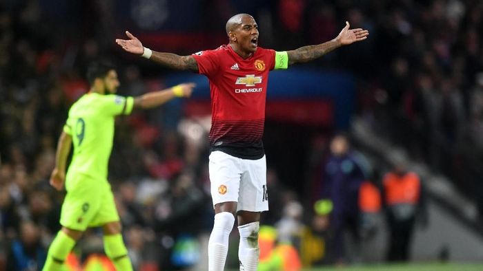 Bikin tato baru, Ashley Young dikecam fans Manchester United (Michael Regan/Getty Images) Bikin tato baru, Ashley Young dikecam fans Manchester United (Michael Regan/Getty Images)