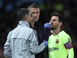 Bagian hidung Messi mendapat perawatan dari tim medis. La Pulga dengan tenang menunggu wajahnya diobati. (Foto: Lee Smith/Reuters)