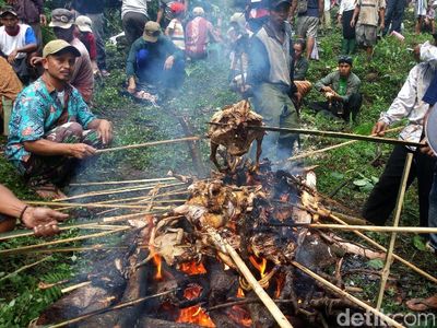 Potret Ratusan Ayam Dibakar di Perayaan Wangan Cenginging